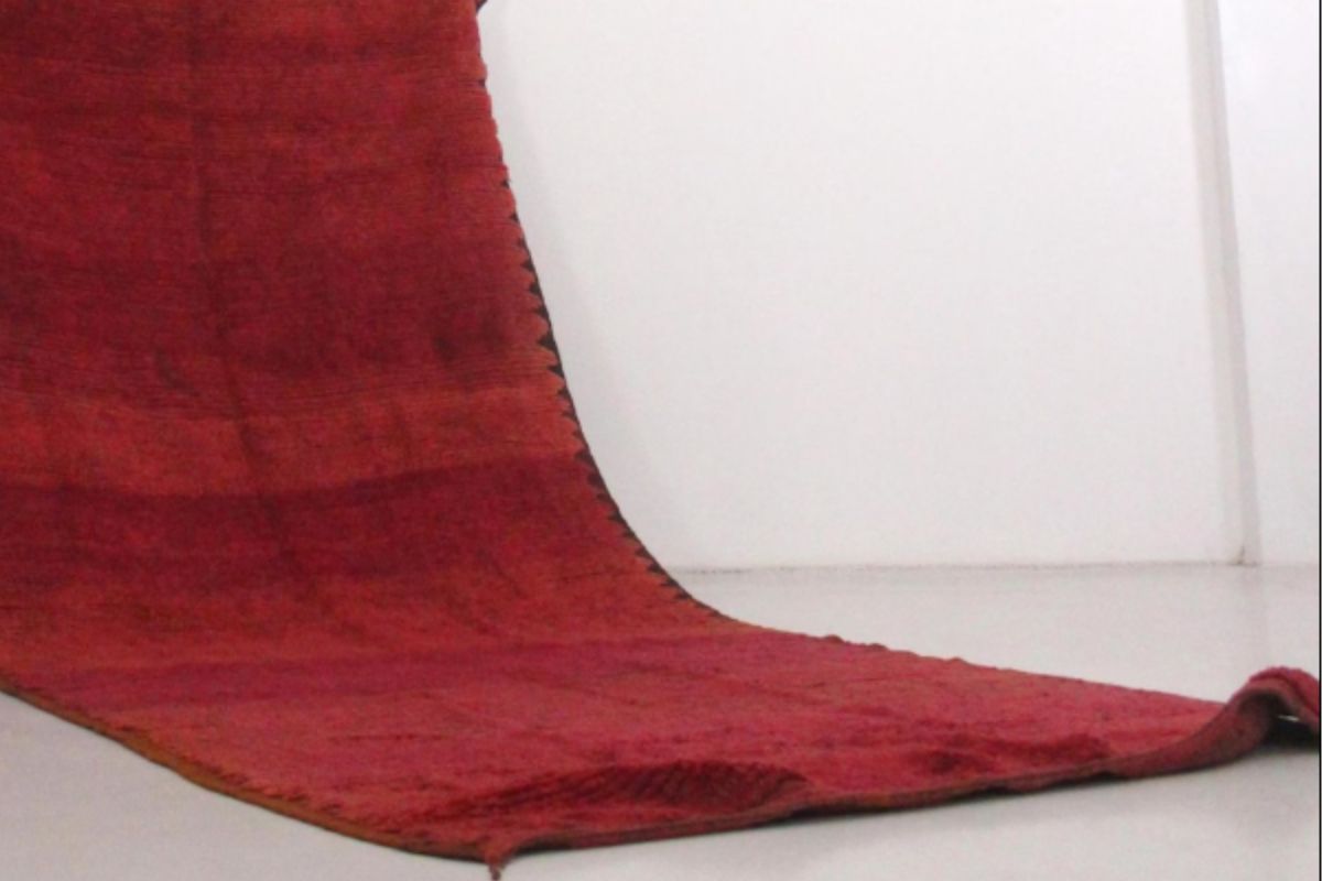 Rehamna Rug: The Marrakech Plains Style Explained Vintage Rehamna rug with a raspberry-red abrash field, dark goat-hair sawtooth borders and fringed flatwoven ends.